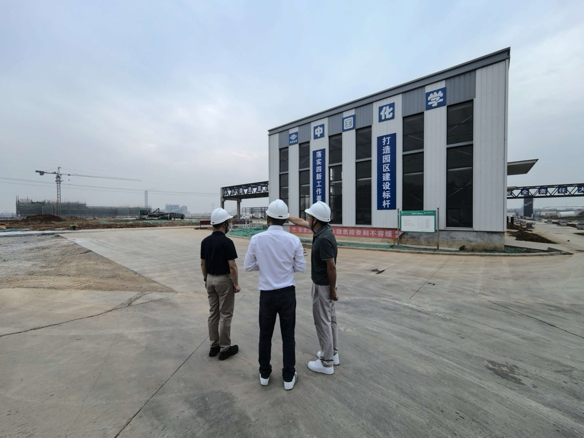 考察团实地察看加速工厂建设现场